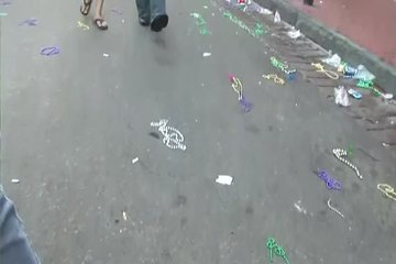 Шлюшки на параде оголяют свои груди