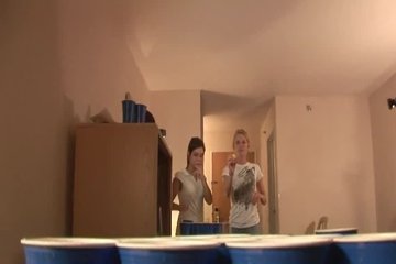 Стройные лесбиянки пьют в номере отеля