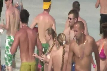 На пляжной вечеринке телки трясут своими сиськами