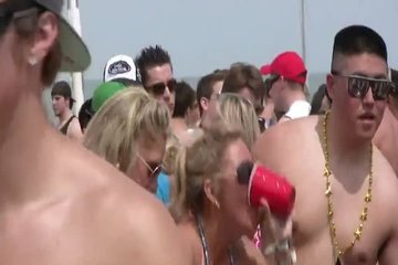 Яркие девушки демонстрируют свои тела