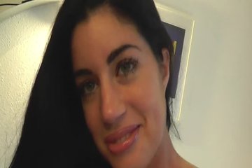 Минет от шикарной брюнетки