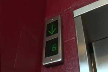 Блондинка ласкает свою киску в лифте
