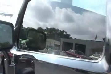 Блондинка демонстрирует свои сиськи