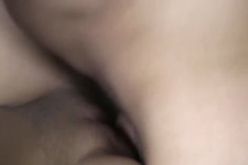 Чувак трахает раком шлюшку и кончает ей на попку
