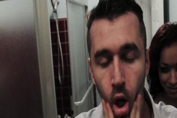Мужик трахает в жопу негритянку