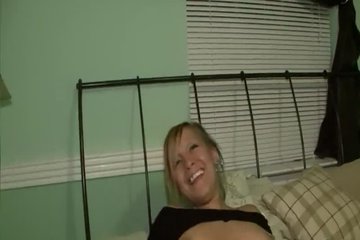 Сексуальная блондинка раздевает на кровати