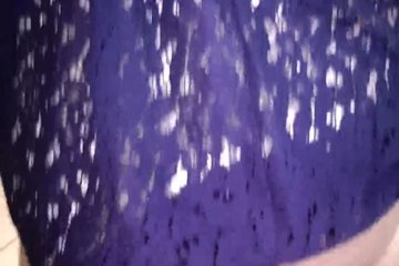 Заводящая блондинка сосет член и трахается раком