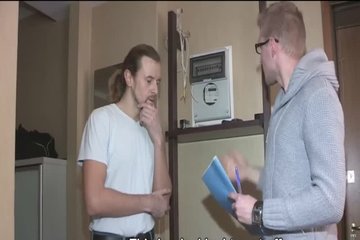 Чел трахает сексопильную сучку на глазах у ее парня