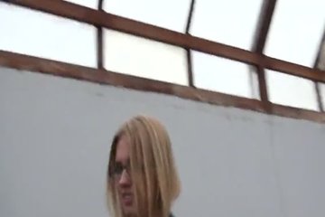 Хорошенькая блондинка сосет член и трахается раком