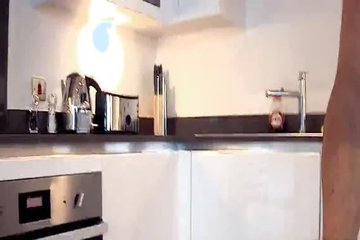 Шлюшку страстно трахают на кухне