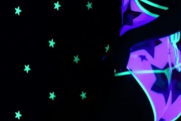 Сексуальные телки в ультрофиолете