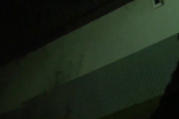 Заводящая сучка сосет член и трахается на рабочем месте