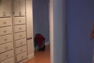 Красавица дрочит член и ласкает свою киску