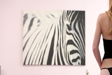 Неопытная блондинка удовлетворяет себя на диване