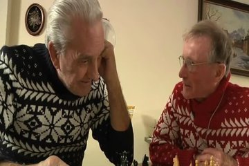 Молодая блондинка ублажает деда и его лучшего друга