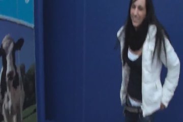 Сучка ублажает большой член своим ртом и вагиной