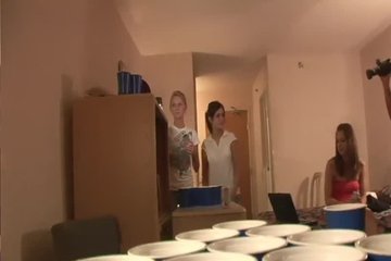 Пьяные телки раздеваются перед камерой