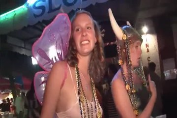 Шлюшки демонстрируют свои сиськи на улице