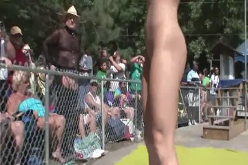 Телки обнаженные позируют перед толпой