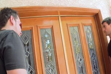 Парень долбит в анал сексуальную брюнетку
