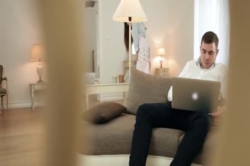 Девушка ублажает член стройного человека