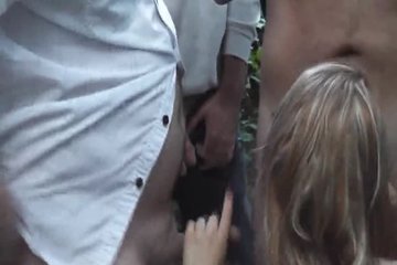 Проститутку трахают толпой в лесу