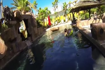 Чел трахает сучку около бассейна