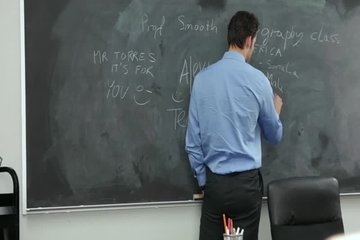 Милашка сосет член и трахается с преподом