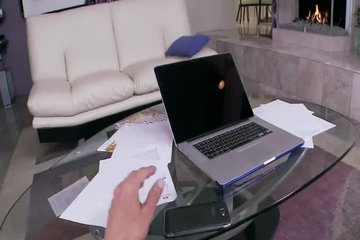 Чувак трахает свою подружку и ее грудастую даму