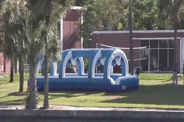 Развратная сучка показывает свои сиськи в парке