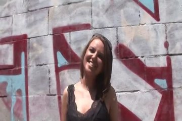 Неопытная красотка позирует около стены