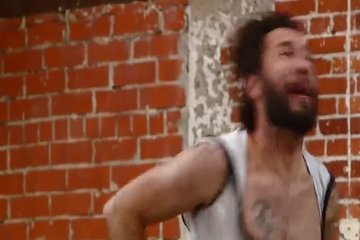 Чувак в латексе трахает рыжую потаскушку