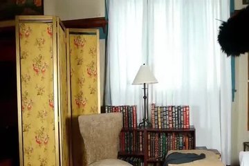 Опытная дама ласкает свою вагину