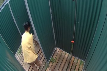 Обнаженная девушка принимает душ