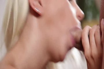 Яркая сучка сосет член