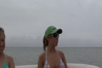 Телочки на яхте демонстрируют свои сиськи