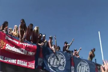 Похотливые шлюшки отрываются на сцене