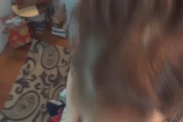 Опытная дама страстно сосет член