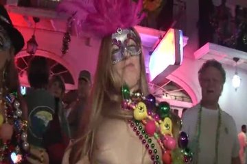 Раскрепощенные дамочки демонстрируют свои сиськи