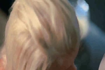 Шикарная блондинка нежно сосет член