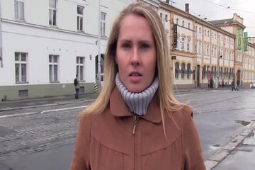 Чувак снял шлюшку и трахнул ее в машине