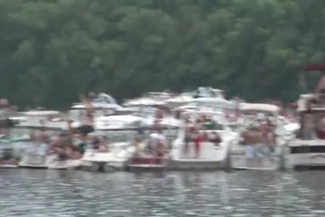 Пьяные телочки отрываются на вечеринке