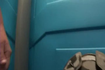 Продажная красотка обнажается перед парнем био-туалете