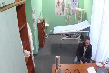Похотливая медсестра трахается со своим пациентом