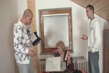 Зрелая дама трахается с двумя красивыми курьерами