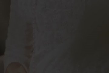 Сексуальная девушка ласкают свою сладкую киску