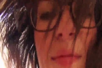 Чувак имеет очкастую сучку и снимает это на видео