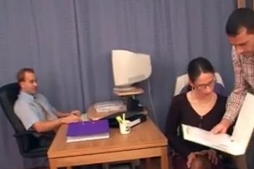 Брюнетка хорошо отрабатывает