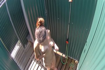 Засветила буфера на скрытую камеру в душевой
