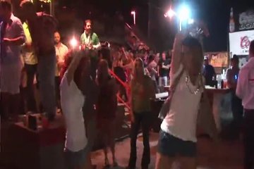 Ночной клуб с толпой сексуальных девушек и мужчин